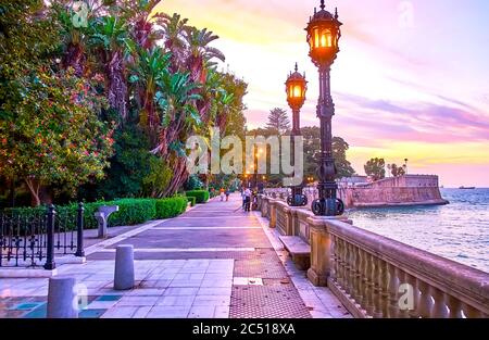 Der Abend im üppigen Alameda Apodaca und Marques de Comillas Garten, dekoriert mit Vintage Laternen entlang der Küste, Cadiz, Spanien Stockfoto