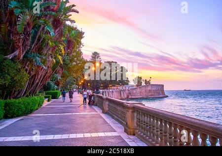 CADIZ, SPANIEN - 22. SEPTEMBER 2019: Die Leute genießen den abendlichen Spaziergang entlang der Küste des Atlantischen Ozeans in Alameda Apodaca und Marques de Comillas Garten w Stockfoto