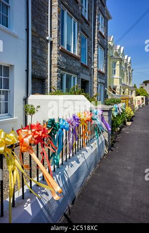 Tugend-Signalisierung mit farbigen Bändern auf Geländern außerhalb eines Mittelklassehauses in Castletown, Isle of man Stockfoto