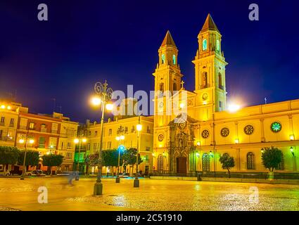 Der Abend Blick auf die Kirche des heiligen Antonius von Padua, in Plaza de San Antonio Fußgängerzone, Cadiz, Spanien Stockfoto