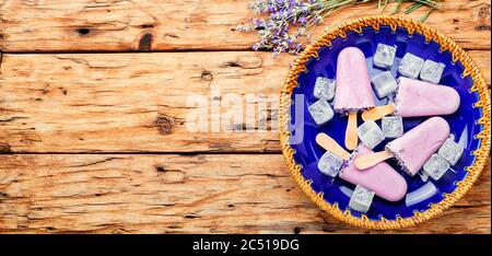 Sommerdessert, Eis mit blühendem lavender.Organic Eis Stockfoto