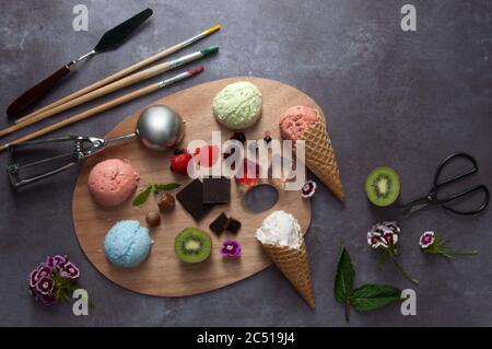 Sortierte Sommereis schöpfen auf einer Malerpalette mit verschiedenen Geschmacksrichtungen und Zutaten Stockfoto