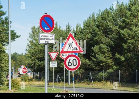 Beschilderung Wald an der Ausfahrt Rast hof Stockfoto