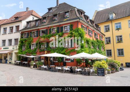 Meersburg, BW - 22. Juni 2020: Blick auf das historische Löwen Hotel oder 'Lions Hotel' in der Altstadt von Meersburg in Süddeutschland Stockfoto