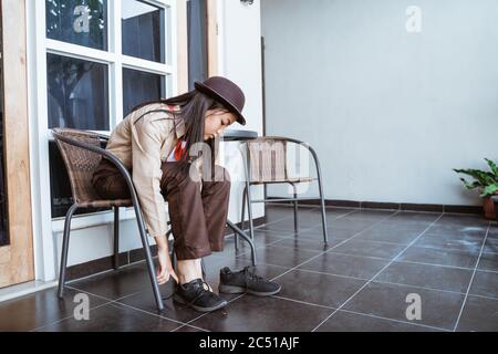 indonesisch Mädchen Scout immer bereit zu gehen Vorbereitung ihre Uniform zu Hause Stockfoto