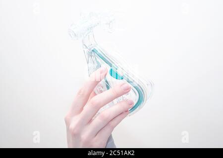 Medizinische Maske für CPAP-Therapie in den Händen des Patienten. Sauerstofftherapie medizinische Maske. Stockfoto