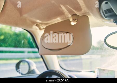 Auto-visier-innenraum. schwarze sonnenblende mit spiegel auf