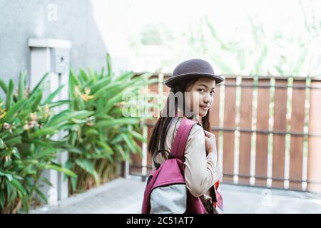 Schöne indonesische Junior High School Student Porträt trägt Mädchen Scout Uniform Stockfoto