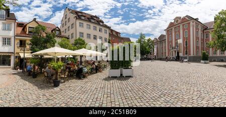 Meersburg, BW - 22. Juni 2020: Touristen genießen einen Tag in Meersburg am Bodensee in den Restaurants am Schlossplatz Stockfoto