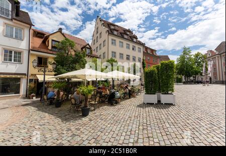 Meersburg, BW - 22. Juni 2020: Touristen genießen einen Tag in Meersburg am Bodensee in den Restaurants am Schlossplatz Stockfoto