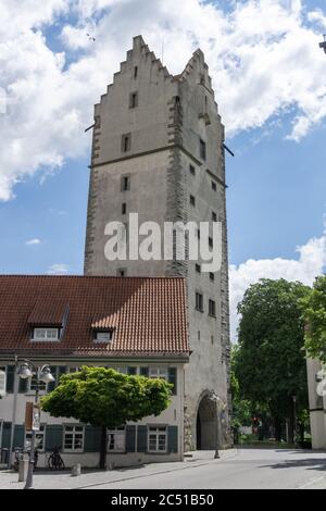 Ravensburg, BW - 21. Juni 2020: Historisches Ravensburg mit dem Frauentor-Turm im Hintergrund Stockfoto