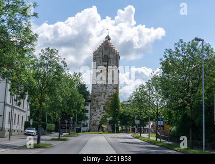 Ravensburg, BW - 21. Juni 2020: Der historische Untertorturm und Stadttor in der Altstadt von Ravensburg in Süddeutschland Stockfoto