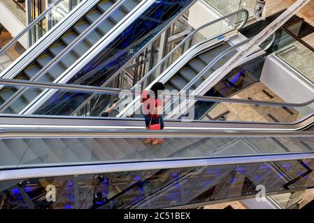 Rolltreppen in der Mall in Woronesch, Russland Stockfoto