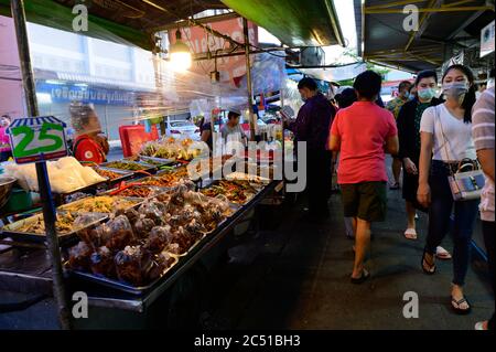 Thai Menschen tragen chirurgische Gesichtsmaske beim Kauf von Street Food Stockfoto