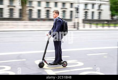 London, Großbritannien. Juni 2020. Ein Mann auf einem Elektroroller flitzt am Kabinett in Whitehall vorbei auf seinem Weg zur Arbeit. Quelle: Tommy London/Alamy Live News Stockfoto