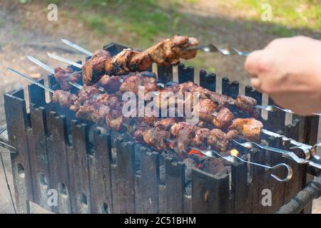 Fleischspieß, gegrillt in einem Grill, Schaschlik oder Schaschlyk für ein Picknick Stockfoto