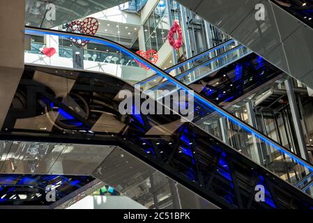 Rolltreppen in der Mall in Woronesch, Russland Stockfoto