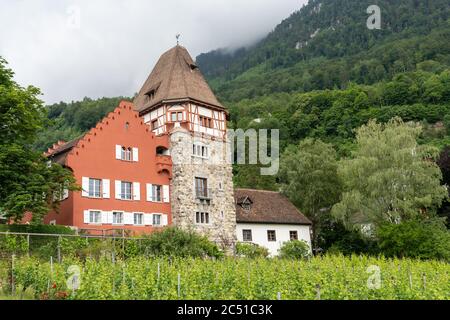 Vaduz, FL / Liechtenstein - 16. Juni 2020: Blick auf das historische Rote Haus aus dem 13. Jahrhundert in Vaduz in Liechtenstein Stockfoto