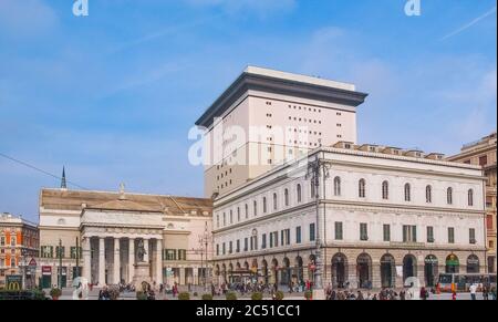 GENUA, ITALIEN - CIRCA MÄRZ 2014: Teatro Carlo Felice Oper und Theater nach dem Entwurf des Architekten Aldo Rossi Stockfoto