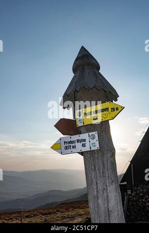 Touristische Schilder mit einem bemalten Herzen an der ikonischen Toilettenschild in Połonina Wtelinska bei der Berghütte "Chatka Putschatka" (Putschatka Hütte). Stockfoto