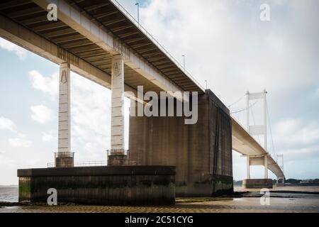 Die Severn Bridge und das Aust Viadukt, bei Aust, Hängebrücke von Freeman Fox & Partners und Mott Hay & Anderson mit Sir Percy Thomas, 1966. Stockfoto