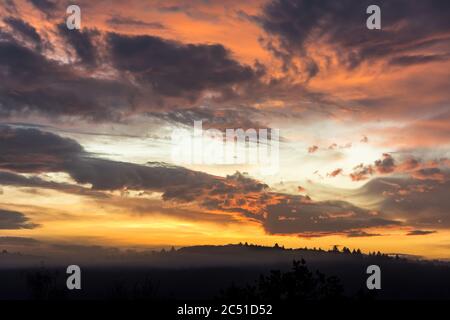 Dramatischer, farbenfroher Sonnenaufgang über dem Schwarzwald Stockfoto