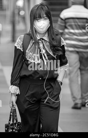 Mädchen trägt Gesichtsmaske während covid 19 Pandemie, Bangkok, Thailand Stockfoto