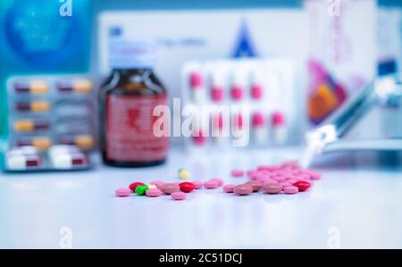 Stapel von bunten Tabletten und Kapseln Pillen auf verschwommene Drogen-Tablett, Flasche und Kapsel in Blisterpackung. Hintergrund des Apotheke-Shops. Gesundheitswesen und Arzneimittel Stockfoto