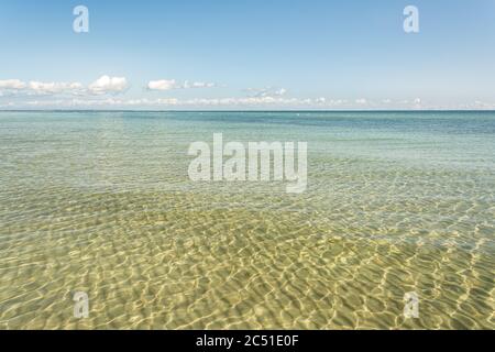 Landschaftlich schöner Blick auf das ruhige, klare und flache Wasser an der Ostsee Stockfoto