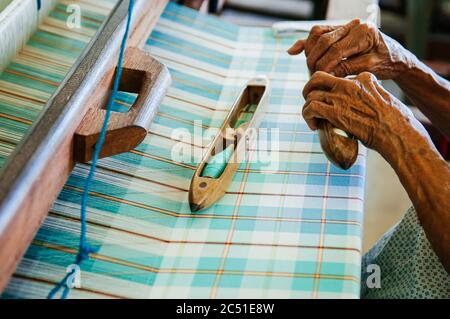Handgefertigter Thai Stoff, Webmaschine aus Baumwolle mit Hand, Nahaufnahme Textilien Textur Details Stockfoto