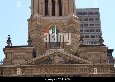 Die irische Trikolore-Flagge (bratach na hÉireann) fliegt am St. Patrick’s Day über das Rathaus von Sydney. Stockfoto