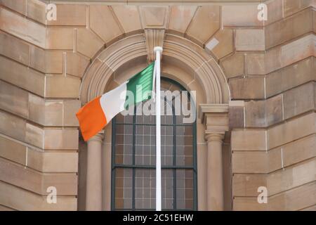 Die irische Trikolore-Flagge (bratach na hÉireann) fliegt am St. Patrick’s Day über das Rathaus von Sydney. Stockfoto