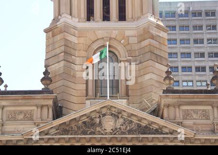 Die irische Trikolore-Flagge (bratach na hÉireann) fliegt am St. Patrick’s Day über das Rathaus von Sydney. Stockfoto