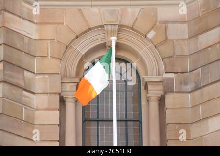 Die irische Trikolore-Flagge (bratach na hÉireann) fliegt am St. Patrick’s Day über das Rathaus von Sydney. Stockfoto