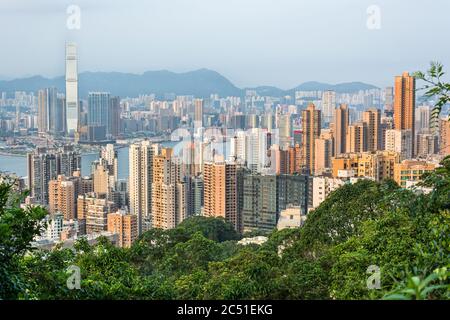 Skyline von Hongkong im malerischen Abendlicht Stockfoto