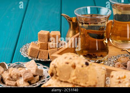 Türkische glasklar Tasse Tee serviert mit Desserts auf dem Tisch Stockfoto