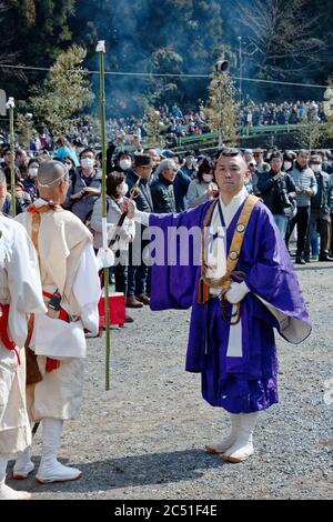 Ein Mönch in formeller Kleidung steht feierlich auf dem jährlichen Feuer-Walking-Festival in der Nähe des Berges Takao Stockfoto