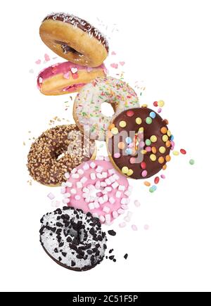 Fliegende glasierte runde Donuts. Mix aus bunten süßen Donuts mit Streuseln isoliert auf weißem Hintergrund Stockfoto