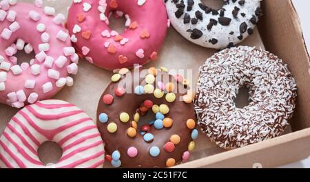 Mehrere Donuts in einem Karton schließen Stockfoto