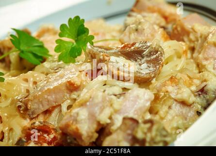 Spaghetti con Pesto alla trapanese, sizilianische Pasta-Sauce mit frischem Basilikum, rohen Tomaten, Mandeln, Pecorino und Olivenöl. Stockfoto