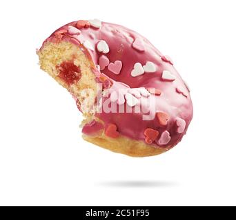 Gebissen Erdbeer Donut mit bunten Streuseln in Herzform isoliert auf weißem Hintergrund. Draufsicht. Stockfoto