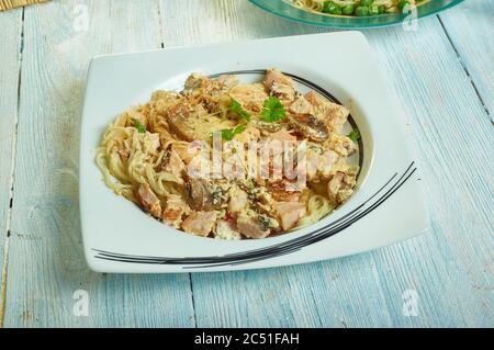 Spaghetti con Pesto alla trapanese, sizilianische Pasta-Sauce mit frischem Basilikum, rohen Tomaten, Mandeln, Pecorino und Olivenöl. Stockfoto