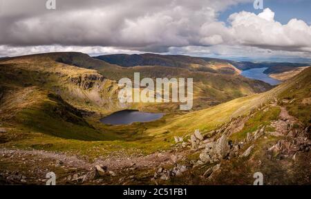 Cumbria Landschaftsansicht von Smallwater Tarn, Mardale und Haweswater Reservoir von harter Fell Stockfoto