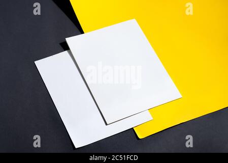 Minimal gefaltete Business White Card Mockup zum Schreiben von Brief oder Nachricht über duotone Hintergrund mit Schatten, Kopierer Platz. Draufsicht. Stockfoto