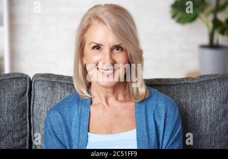Ältere blonde Dame. Schöne alte Frau lächelt toothy Stockfoto