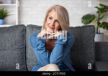 Ältere blonde Dame. Schöne alte Frau lächelt Stockfoto