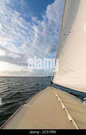 Segelschiff segeln im späten Nachmittag Licht Stockfoto