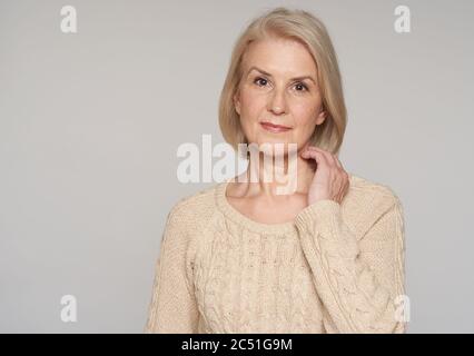 Nahaufnahme Porträt der schönen älteren Frau lächeln. Isoliert Stockfoto