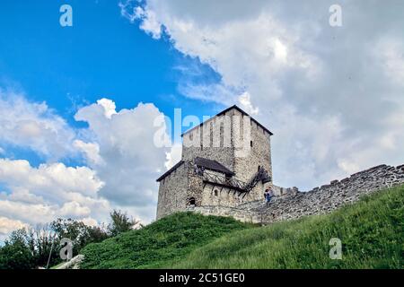 Vršac, Serbien, 20. Juni 2020. Burg Vršac, ein mittelalterlicher Turm in der Nähe von Vršac, Vojvodina, Serbien. Es wurde im 15. Jahrhundert erbaut und befindet sich an einer Alti Stockfoto