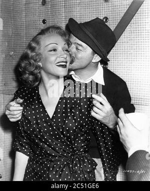 MARLENE DIETRICH und Regisseur BILLY WILDER am Set offen während der Dreharbeiten ZU EINER AUSLÄNDISCHEN AFFÄRE 1948 Paramount Pictures Stockfoto